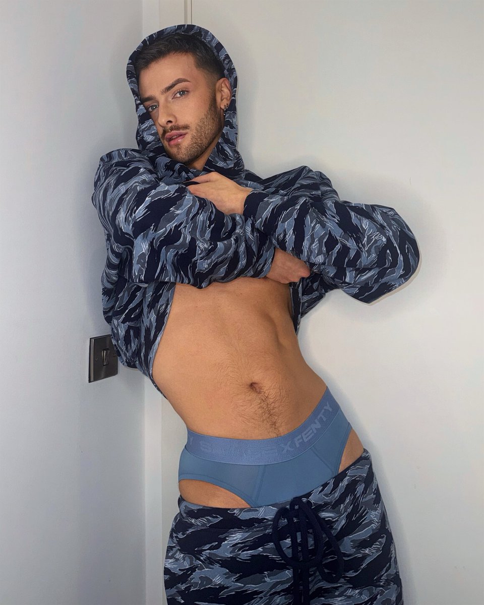 ncfb97's tweet photo. crazy how i’m wearing no clothes.. ☁️ https://t.co/L5Vr0jjKn1