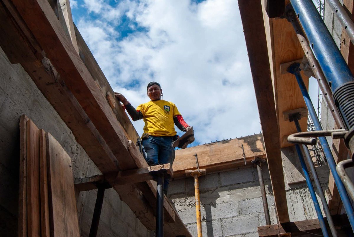 🏗️🏫👩‍🏫🎓 ¡Cuando no hay corrupción, el dinero alcanza! Nuestro equipo de obras dándole duro a la construcción de la nueva escuela de primaria del sector 1, en El Carmen. Una de las escuelas más grandes que tendrá nuestro municipio.