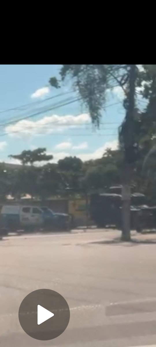 C46938Hector's tweet photo. #claudiocastro #corregedoria #draco #Bope  ficou feio o grupo do velhinho com apoio da bxd entrou sem dar um tiro prezando o bem estar dos moradores e o estado se fez presente e eles recuaram agora para o grupo do P.L até caverao estão fazendo a segurança enquanto eles estão lá https://t.co/utxPE6ZEHC