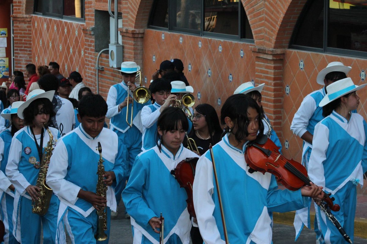 AntorchaNoro's tweet photo. #FelizLunes
Con energía y disciplina, la banda Tiburones Blancos de la Esc. Felipe Ángeles, ESTIC 112, brilló en la inauguración de la Feria de Tecomatlán, en Puebla.
https://t.co/bCu13r7uhn
#Tecomatlan #AntorchaEsCultura #Becas https://t.co/pJPRb7ltpt