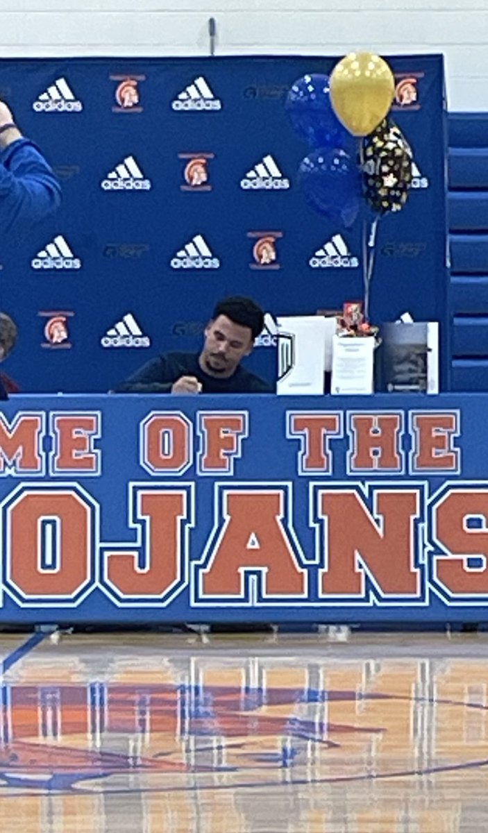 Pen to paper ✍️
<a href="/CoachLamb_/">Coach Lamb</a> <a href="/samfguest/">Coach Guest</a> <a href="/MichalettiCoach/">John Michaletti</a> <a href="/MMULancersFB/">Mount Marty Football</a> #MountUp #SayWhen