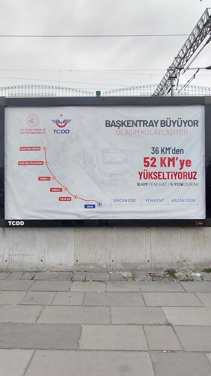 Başkentray'da uzatma inşaatı yapıldığını, Ulaştırma Bakanlığı sonunda hatırladı. 
Ankara halkına reklam panolarında istasyonların yerleri gösteriliyor.
Fakat,
🚆Kazan Soda Yük İstasyonu 
yazılmış.✋️ ❌️❗️
İnşaat bitince
doğrusu olan 🤷🏻‍♂️
👇
🚆Akçaören İstasyonu ✅️
yazılmalı