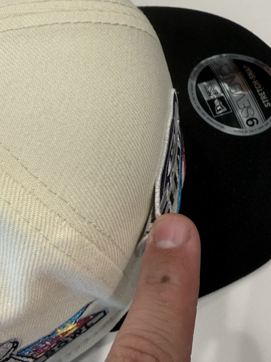 xochemaa's tweet image. Insane how this company charges so much for terrible quality. My shirt had some like glue stain on it while the patch on my hat was literally falling off. #EndFanatics 

@BabzOnTheMic @End_Fanatics @Fanatics