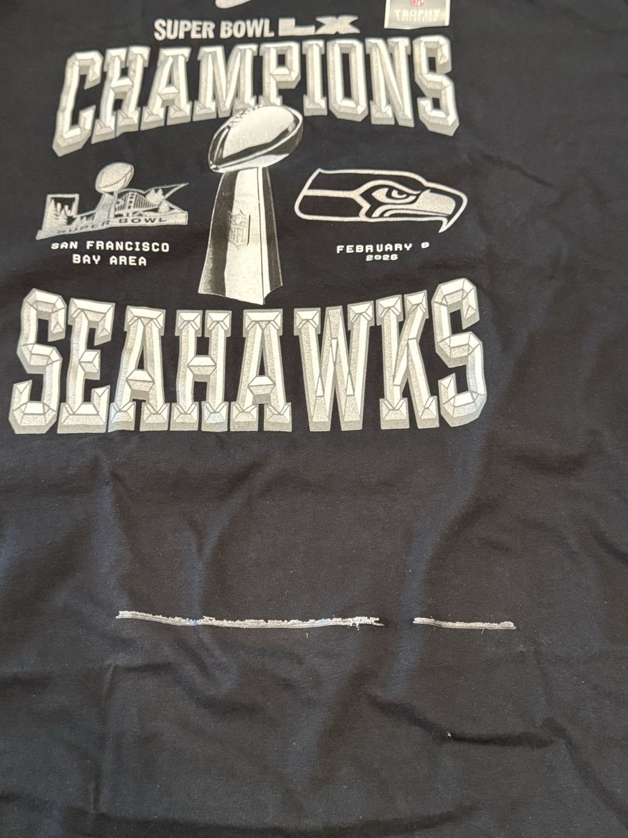 xochemaa's tweet image. Insane how this company charges so much for terrible quality. My shirt had some like glue stain on it while the patch on my hat was literally falling off. #EndFanatics 

@BabzOnTheMic @End_Fanatics @Fanatics