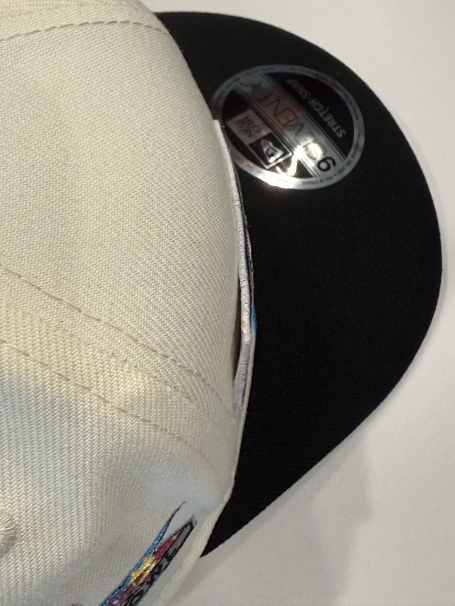 xochemaa's tweet image. Insane how this company charges so much for terrible quality. My shirt had some like glue stain on it while the patch on my hat was literally falling off. #EndFanatics 

@BabzOnTheMic @End_Fanatics @Fanatics