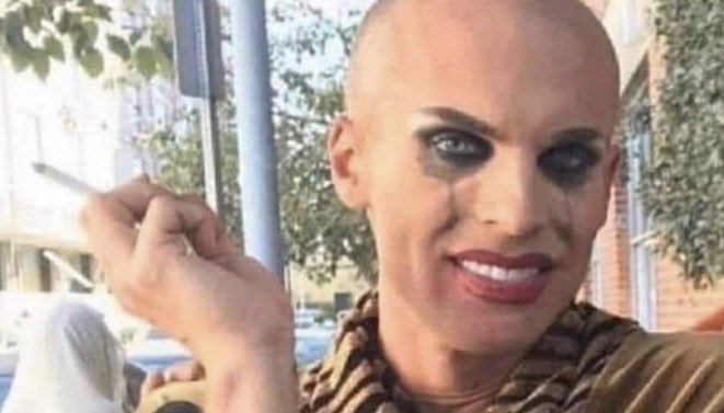 KatScriptlol's tweet image. Petals of Spring Katarina didn’t receive any additional petal VFX, even though it was highly requested! Instead, they just changed her daggers from yellow to silver to match the splash art so they could go, ''See? We listen and care''