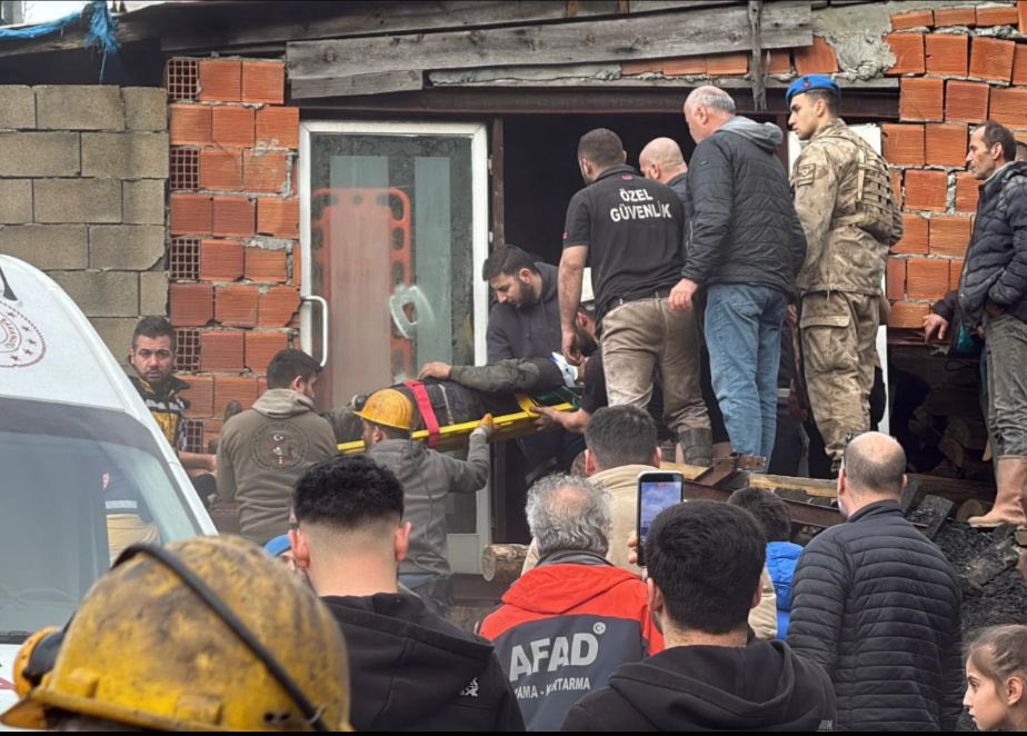 Zonguldak’ın Kilimli ilçesinde yer alan maden ocağında meydana gelen göçükte iki maden emekçisinin hayatını kaybettiğini, bir maden emekçisinin ise yaralandığını büyük bir üzüntüyle öğrenmiş bulunuyorum.

Hayatını kaybeden kardeşlerimize Allah’tan rahmet, ailelerine ve