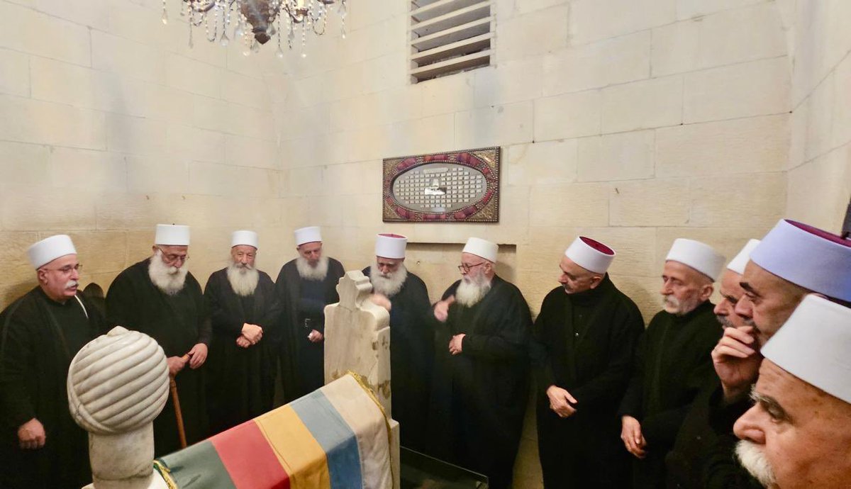 سهرة دينية جامعة في عبيه إحياءً لذكرى تحرير الشحّار

أُقيمت سهرة دينية جامعة في مقام الأمير السيد عبد الله التنوخي في عبيه إحياءً لذكرى تحرير الشحّار، بدعوة من سماحة شيخ عقل طائفة الموحّدين الدروز الشيخ سامي أبي المنى، شارك فيها حشدٌ من المشايخ من مختلف المناطق، وفي مقدمتهم الشيخ