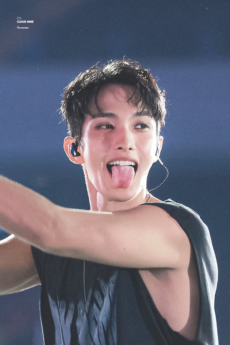 hourly dokyeom tweet media