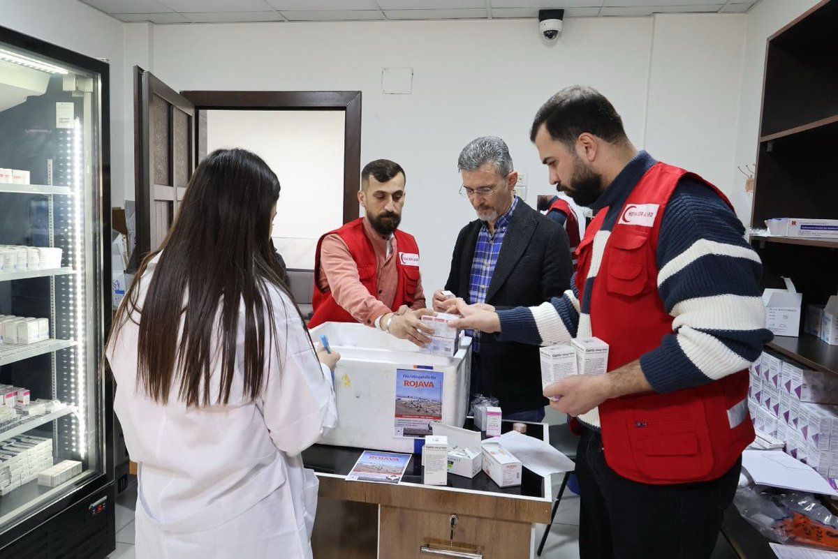 MedyaDijitall's tweet photo. Alman kuruluşu Kazim E.V., Heyva Sor a Kurd (Kürt Kızılayı) Kanser Hastanesi'ne önemli tıbbi destek sağlayarak, özellikle kanser hastaları için kemoterapi ilaçları temin etti.
 https://t.co/CBJwU8y7eI https://t.co/BUGKaK7n29