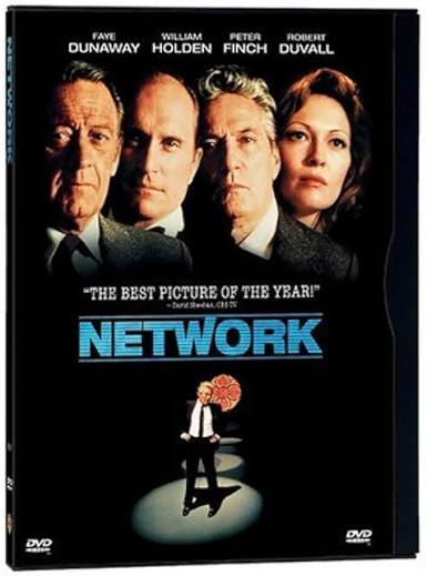 jorg3leiner's tweet image. La muerte del gran Robert Duvall me obliga a recomendar de nuevo #Network de 1976, estelarizada por él, Faye Donaway, Peter Finch y William Holden. El guión es una barbaridad, inteligente, elegante y adelantado a su tiempo, presentando un formato de TV que se vio 20 años después.