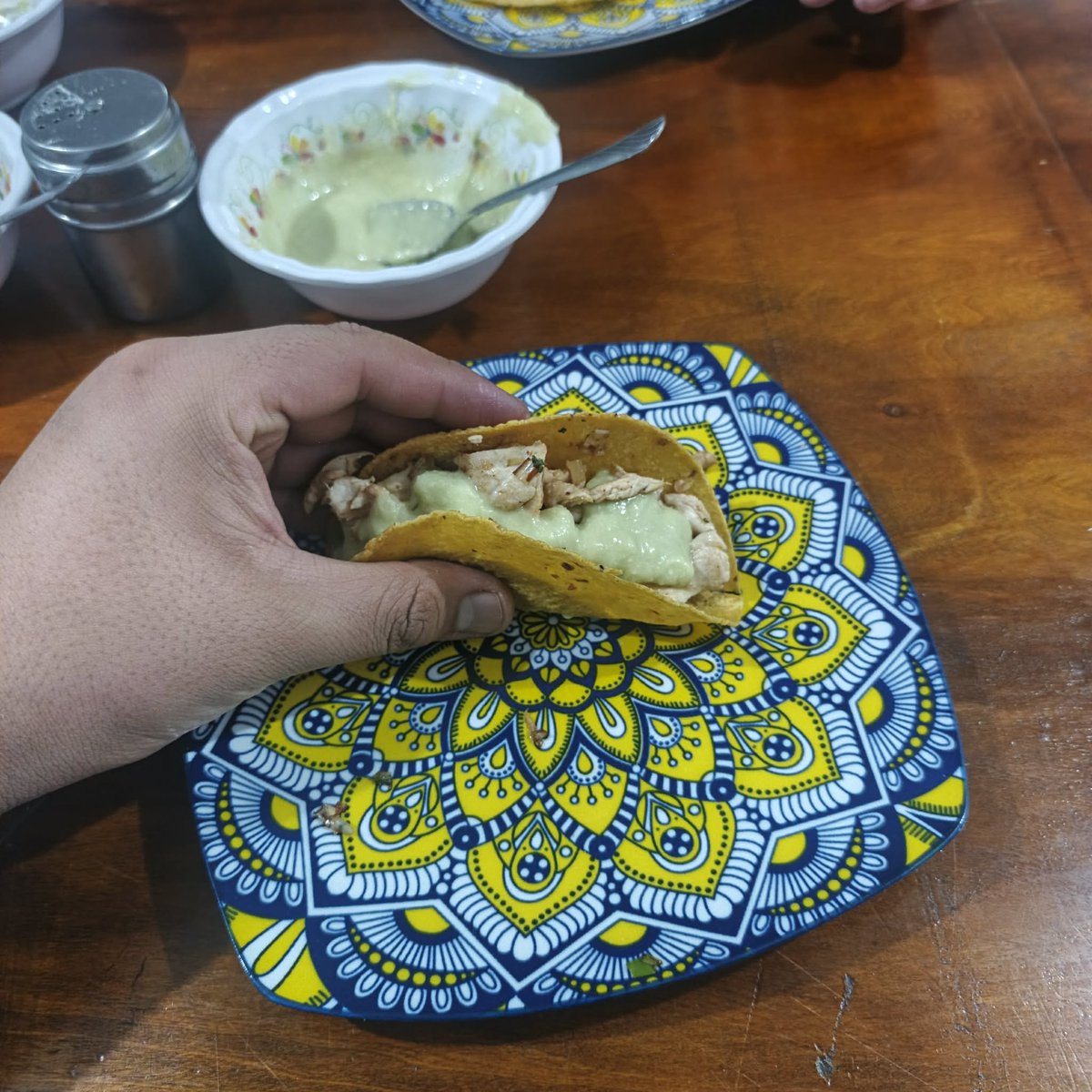 mi madre me vio triste y me  llevo a comerme unos tacos "mexicanos" aqui donde mi ciudad...la verdad no conozco la comida de alla...pero si esto es asi?...diganme plis e ignoren mi mano palida....perdi mucha sangre y se me puso palido volviendo al tema...estuvo rico gracias mamá