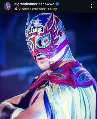 MaverickTDM's tweet photo. Por un lado tienes a un degenerado, ídolo falso, y por el otro...

Un hombre elegante, humilde, que le gusta el Chente y es muy patriota. El héroe de los niños. 

#WWERaw https://t.co/vtVLcZzGUh