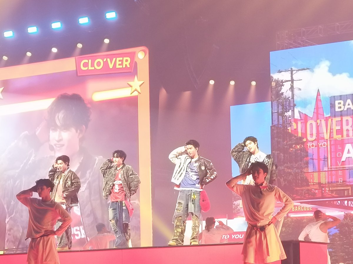 รีแคปสั้นๆ วงน้องใหม่
ตอนฟตก. เราเข้าใจ ศลป.มากกว่าฟค. ส่วนใหญ่ไม่มีใครเดินไปตรงน้อง แต่นี่ยืนอยู่หลังน้อง และน้องนิ่งมาก แต่เราผู้ไม่ปล่อยค.เหงาให้บังเกิด ก็ชวนน้องเล่นสิรออะไร ถึงได้เห็นค.น่ารักของน้องๆ ยิ่งสเตจบนเวทียิ่งโคตรเฉิดฉายเลย ทุกคนมีของมาก
#RISERCONCERTD2 
#CLO_VER