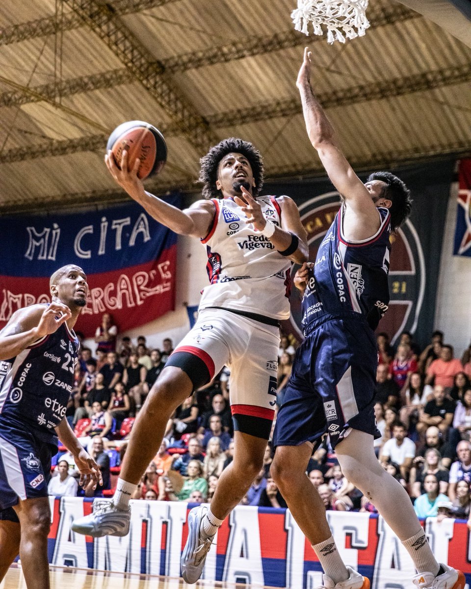 CortinaDirecta's tweet image. #LUB | U. Atlética 𝟗𝟏-𝟖𝟏 Nacional

Pesado triunfo metió la UA frente al campeón y se jugará la clasificación a los playoffs en el clásico. Desde el 1C basó el éxito en un gran trabajo defensivo el azulgrana. #Prince puso 21 y #Wilson 17. Enorme @guillesouza19 desde la banca
