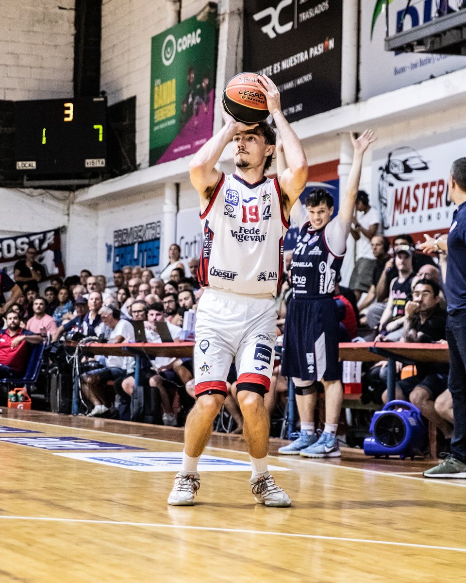 CortinaDirecta's tweet image. #LUB | U. Atlética 𝟗𝟏-𝟖𝟏 Nacional

Pesado triunfo metió la UA frente al campeón y se jugará la clasificación a los playoffs en el clásico. Desde el 1C basó el éxito en un gran trabajo defensivo el azulgrana. #Prince puso 21 y #Wilson 17. Enorme @guillesouza19 desde la banca