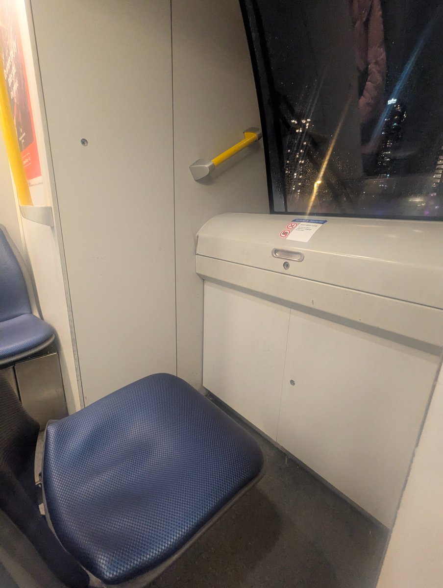 perspecting's tweet photo. @TransLink am I really not supposed to sit here? https://t.co/qKgCNxUTL1