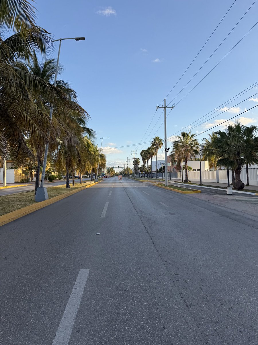 mabonz's tweet photo. @AytoCancun @anapatyp @TransitoBJ habiendo tantos lugares para q la gente corra en Cancún. Por qué cierran Av. Bonampak donde hay hospitales y empresas cómo  BestDay que trabajan 24/7 los 365 días del año? Además vacío. @VivoEnCancun @CancunViva https://t.co/imdPpOkUVP