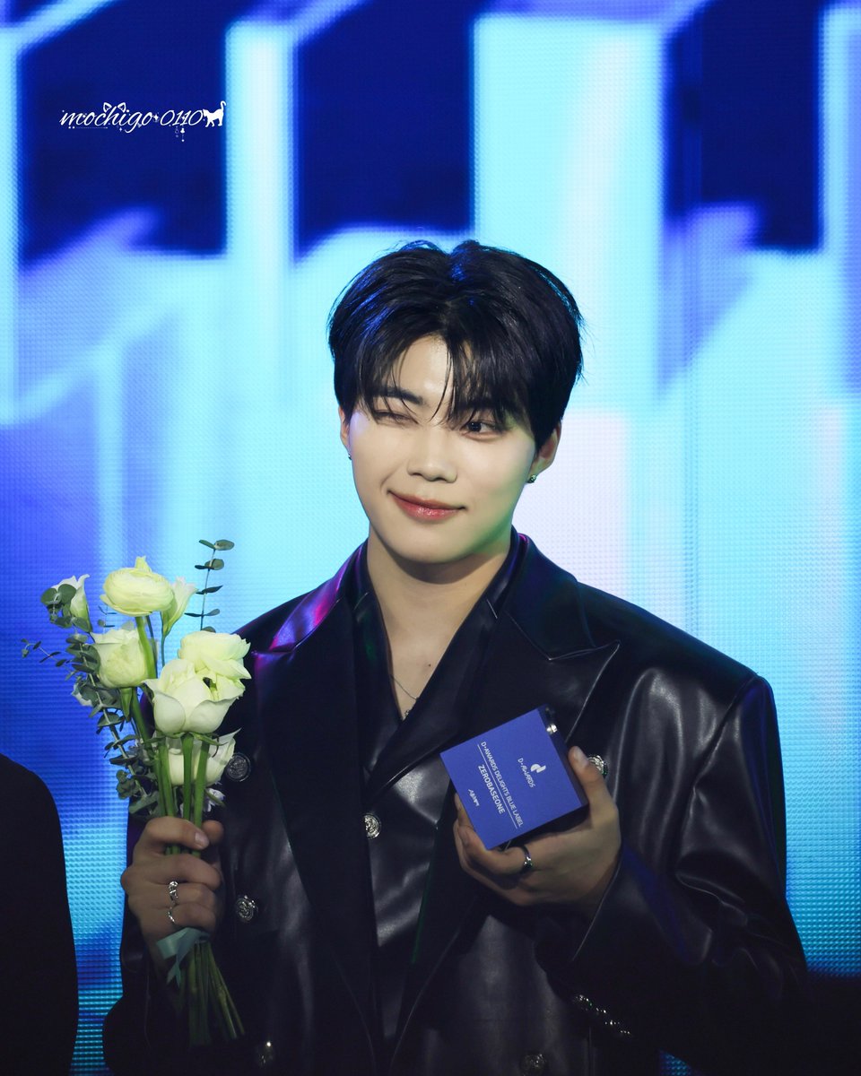 mochigo0110's tweet photo. 260211 수상 축하해!!💐

#박건욱 #PARKGUNWOOK #パクゴヌク #朴乾旭 #ZB1  #ZEROBASEONE  #제로베이스원 https://t.co/P1OmwWSv9I