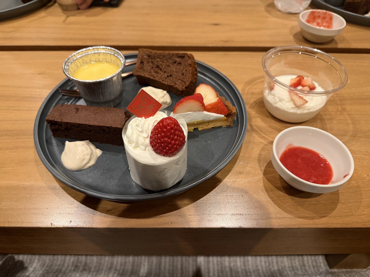 Tani_Chiki_1128's tweet photo. お菓子さんの美味しいスイーツ🍰と
おかずさんの美味しいコーヒー☕️で
至福の時を堪能することができました🤩
〆はテルボーさんおすすめ🍜で優勝🏆🏅
ありがとうございました😋 https://t.co/LbXqNyfqn2