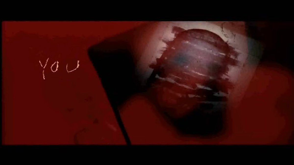 「Se7en」（1995）のタイトルを作ったカイル・クーパー。 
フィルムをカミソリで引っ掻きネガに針で傷をつけた。膨大なカットの組み合わせにはAvidだが最終的な質感は「光学合成」でフィルムに。この約2分のオープニングクレジットでカイル・クーパー以前、以後と言われるようになる。#seven #セブン