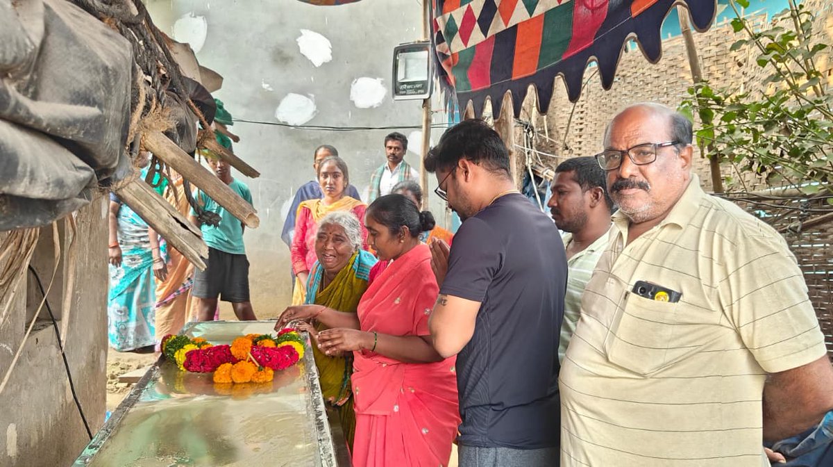 VarlaKumarRaja's tweet photo. పామర్రు టౌన్ లో కర్నాటి వెంకటేశ్వరరావు గారి పార్థివదేహానికి పూలమాల వేసి నివాళులర్పించిన పామర్రు MLA శ్రీ వర్ల కుమార్ రాజా గారి తమ్ముడు వర్ల చైతన్య గారు, వారితోపాటు నాయకులు మరియు కార్యకర్తలు పాల్గొన్నారు.
#VarlaKumarRaja #VarlaChaitanya #Pamarru #TDP #DeepCondolences #Tribute #PayingHomage #PasupuKotaPamarru #AndhraPradesh
