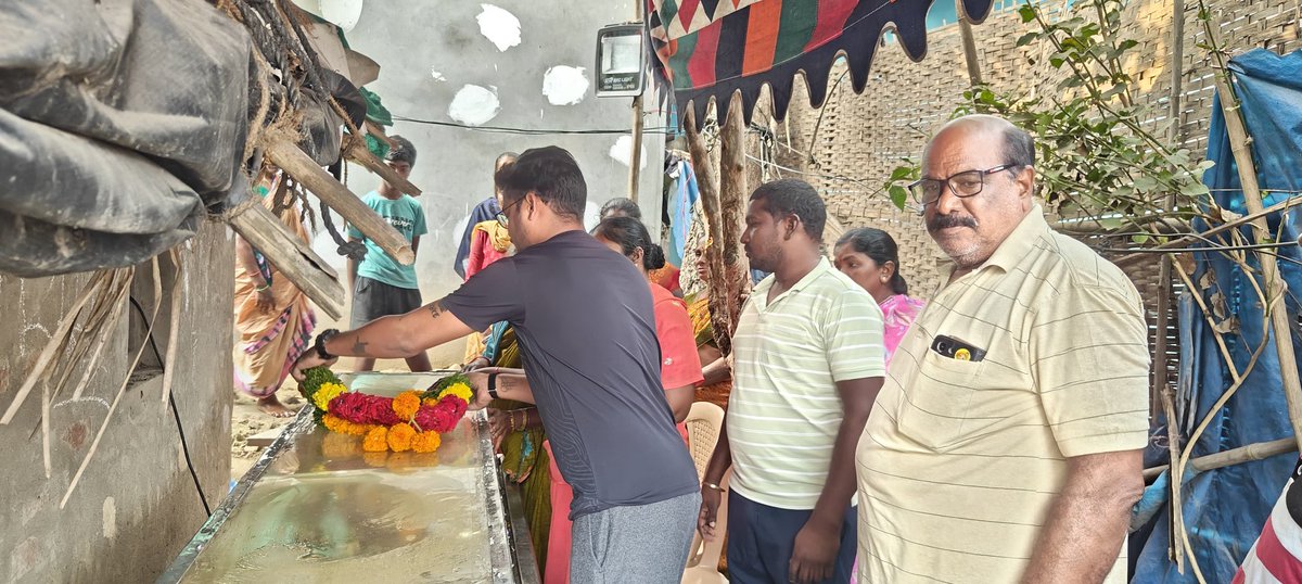 VarlaKumarRaja's tweet photo. పామర్రు టౌన్ లో కర్నాటి వెంకటేశ్వరరావు గారి పార్థివదేహానికి పూలమాల వేసి నివాళులర్పించిన పామర్రు MLA శ్రీ వర్ల కుమార్ రాజా గారి తమ్ముడు వర్ల చైతన్య గారు, వారితోపాటు నాయకులు మరియు కార్యకర్తలు పాల్గొన్నారు.
#VarlaKumarRaja #VarlaChaitanya #Pamarru #TDP #DeepCondolences #Tribute #PayingHomage #PasupuKotaPamarru #AndhraPradesh