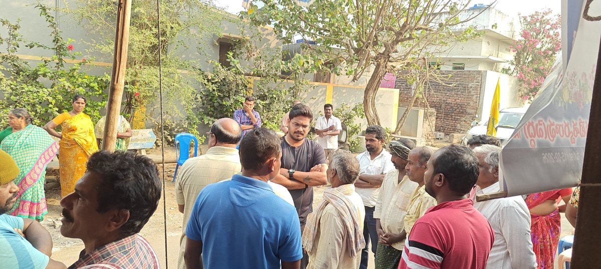 VarlaKumarRaja's tweet photo. పామర్రు టౌన్ లో కర్నాటి వెంకటేశ్వరరావు గారి పార్థివదేహానికి పూలమాల వేసి నివాళులర్పించిన పామర్రు MLA శ్రీ వర్ల కుమార్ రాజా గారి తమ్ముడు వర్ల చైతన్య గారు, వారితోపాటు నాయకులు మరియు కార్యకర్తలు పాల్గొన్నారు.
#VarlaKumarRaja #VarlaChaitanya #Pamarru #TDP #DeepCondolences #Tribute #PayingHomage #PasupuKotaPamarru #AndhraPradesh