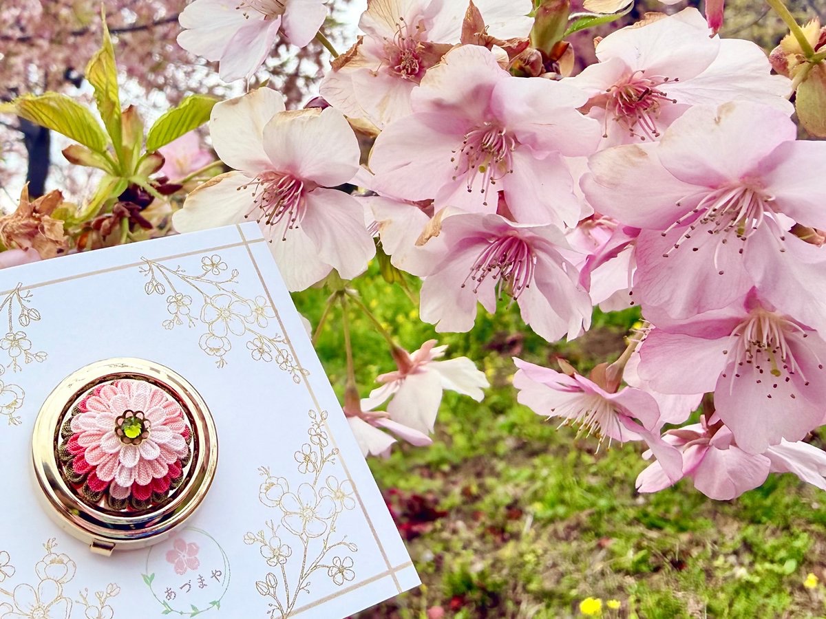 普段使いしやすいような、小さなつまみ細工のアクセサリーを作ってます