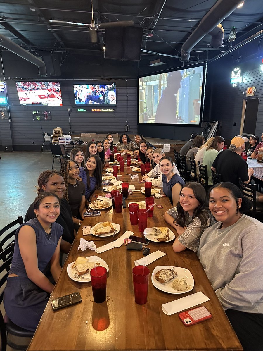 centralcathoops's tweet image. Thank you Shenanigans for sponsoring our team dinner tonight! 🧡💙 #playoffbound 

@SAISD_Athletics @SanAngeloISD