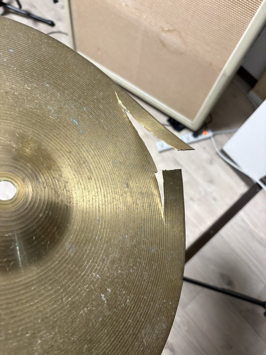 インフルでダウン中…地獄絵図なシンバル画像が（シンバル交換済み）
別に怒られたりはしないので後から来るお客様ことも考えていただいて割れてるよ！とスタッフにお声がけをお願いします！
ストック無くて交換できない時もありますが…なるべく早く交換するように心がけます！