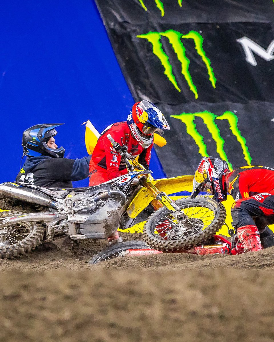 A composed Ken Roczen says there’s ‘no hard feelings’ toward 450SX points-leader Hunter Lawrence after being denied a podium opportunity in Seattle, the Progressive Insurance Cycle Gear Suzuki rider forced to settle for 10th position on Saturday night. 🔗 motoonline.com/us/no-hard-fee…