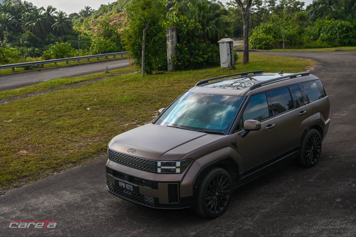 HezeriSamsuri's tweet photo. Current Santa Fe starts from RM225k, RM245k and RM270k for this Calligraphy 2.5L petrol turbo.

Ada banyak benda menarik pada Santa Fe 6-tempat duduk ni, antaranya satu chamber untuk kau sanitise henfon earpod kunci apa apa lah menggunakan sinar UV-C tu.

Bentuk dia mmg ala ala Land Rover Disco lah. 

I like this! Sedap! Rasa gah!