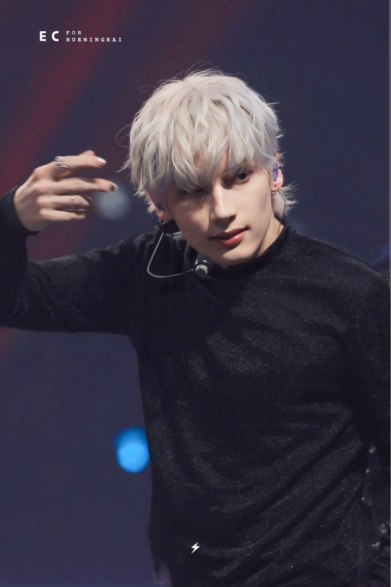 PopHnk's tweet photo. It has officially been 8 months since HUENINGKAI debuted his bleached hair at the 2025 Seoul Music Awards. https://t.co/RtU9x0Q2Al