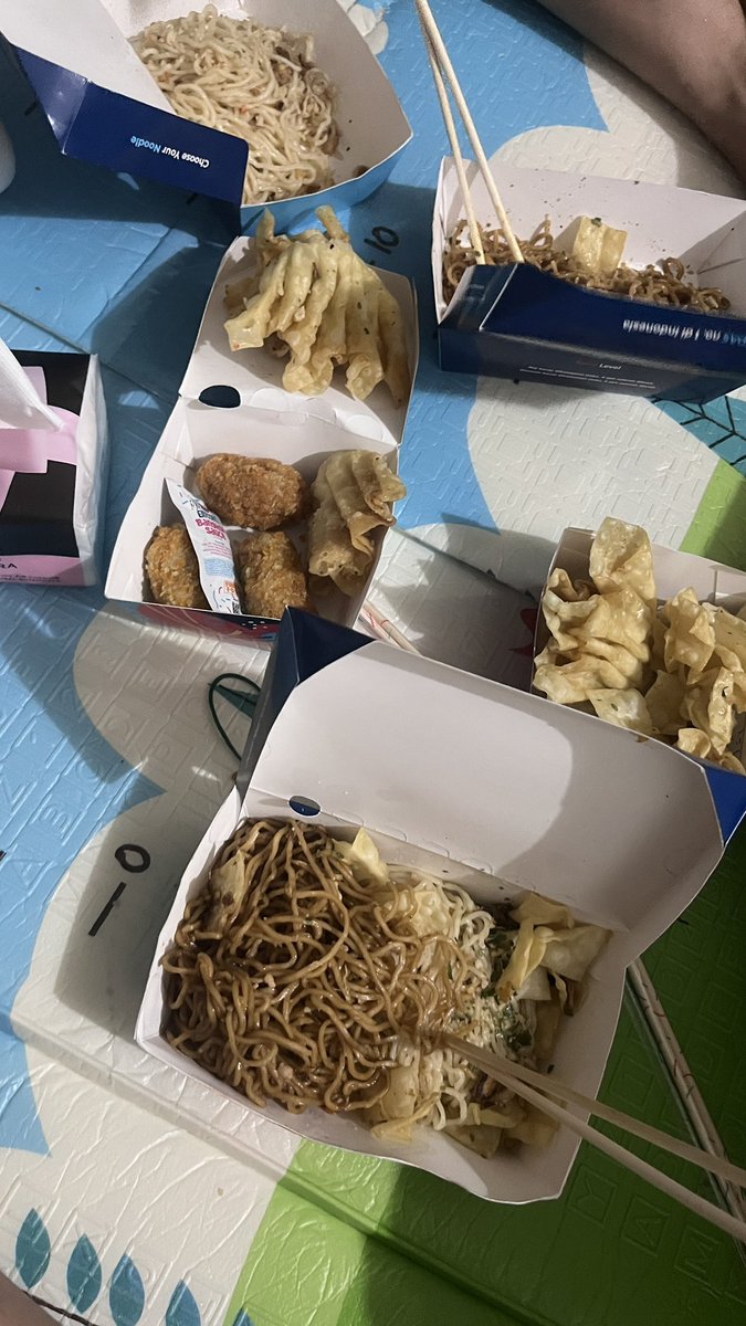 Late post
Tengah malem dibangunin sama paksu. Tau taunya doi ngide grab food gacoan.