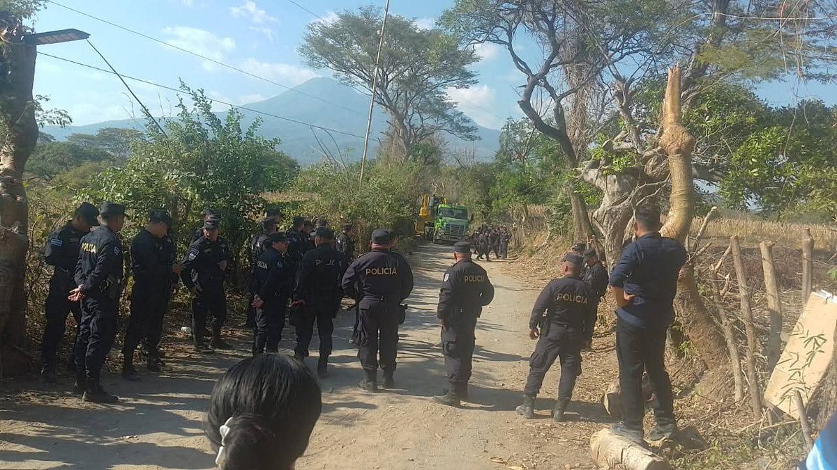 Mientras seguimos hablando de los conciertos de Shakira y nos ponen a hablar de los "therian", la policía ayuda a la empresa mexicana a entrar a la fuerza en San Francisco Angulo, Tecoluca, para obligar a los habitantes a permitir la construcción del basurero.