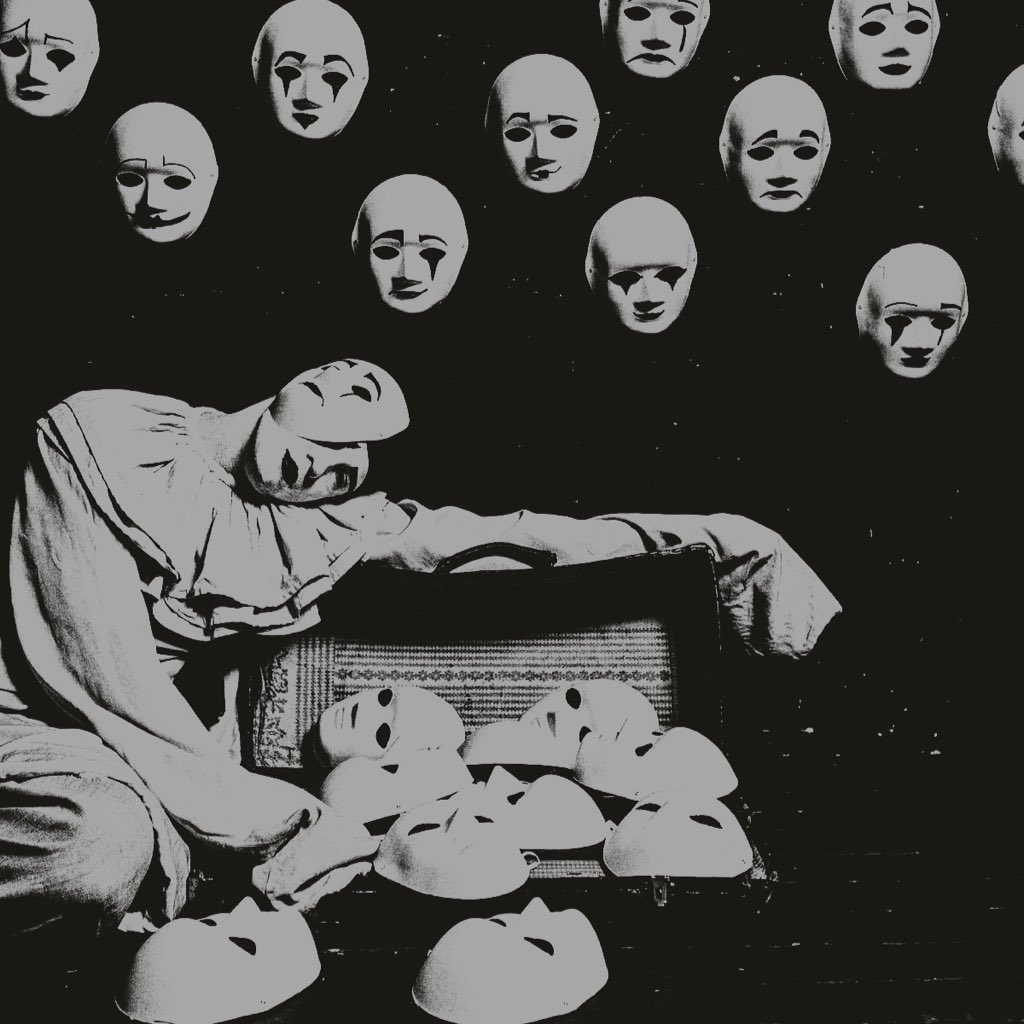 ⠀

SELURUHNYA
SEUTUHNYA.

Aku ingin menujah punggungmu, menjadi variasi antara tulang dan daging. Berakar di setiap mata yang memandang antara hidup dan mati.

Untukmu yang utuh di peraduan marahku, dariku yang luruh di persimpangan lelahmu.

⠀