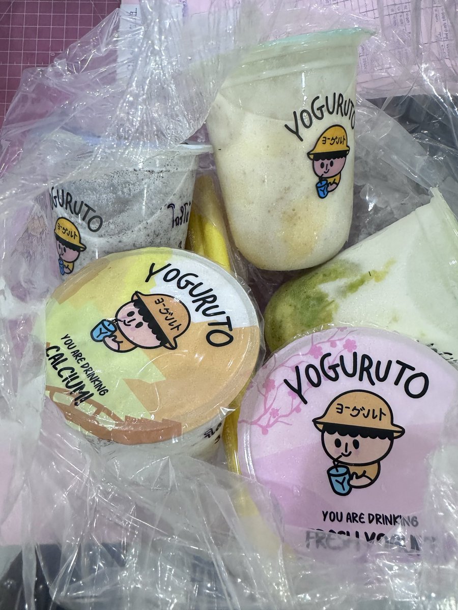 Yoguruto ที่กินมานานมากตอนนี้แมสแล้วหากินยากมาก รสเบสิคอย่างออจิจินัลก็ดี แต่รสที่ให้เลยตอนนี้คือบิสคอฟอร่อยมากอโวคาโดก็ชอบ สาวกโยเกิร์ตอย่างเราถูกใจสิ่งนี้ส่วนตัวกินแล้วรู้สึกว่าระบบขับถ่ายดีขึ้นกินแล้วรู้สึกอยากเข้าห้องน้ำพูดแล้วก็อยากกินอีกแต่กดสั่งยากมากก #yoguruto #โยกุรุโตะ