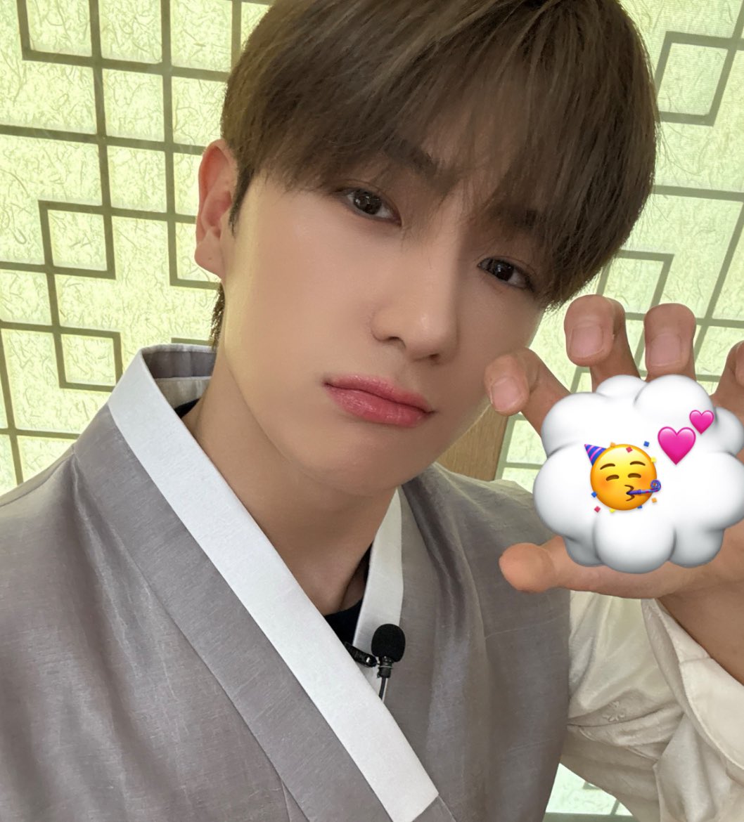 여러분들 모두 해피설날♥︎
더보이즈 ♡ 더비
다들 새해 복 많이 받으세요!!