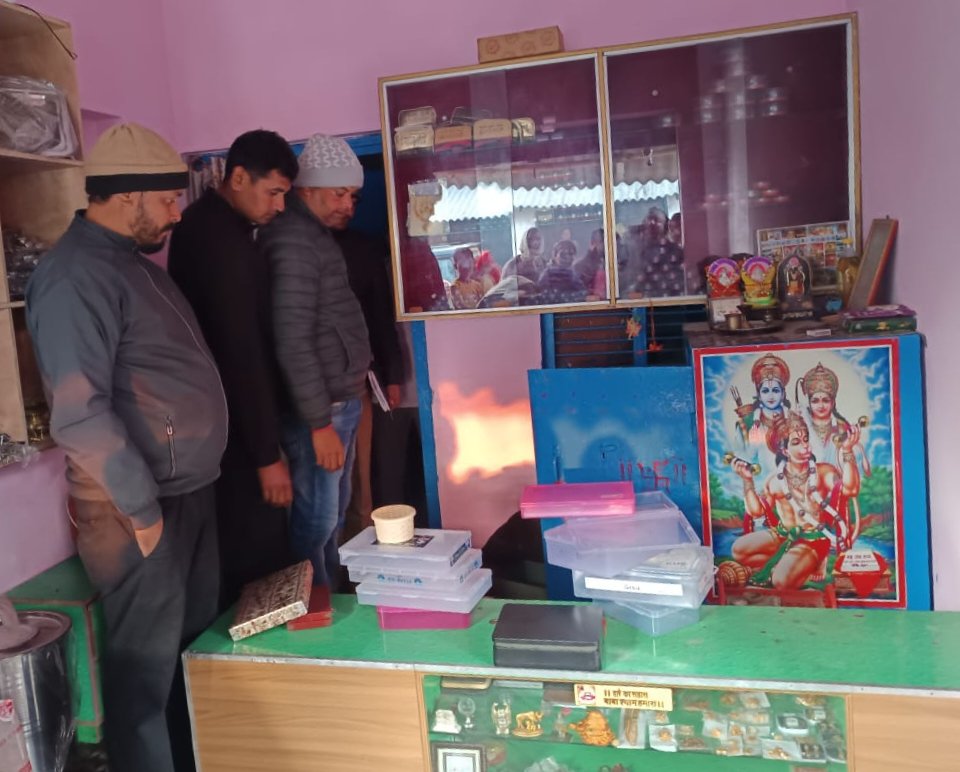बीती रात आभूषण की दुकान में हुई चोरी 

सोने चांदी सहित नगदी ले उड़े चोर 

जांच में जुटी पुलिस 

अहिरौली बाजार थाना क्षेत्र के तिनहवा चौराहे की घटना 
<a href="/Uppolice/">UP POLICE</a> <a href="/dgpup/">DGP UP</a> <a href="/adgzonegkr/">ADG zone gorakhpur</a> <a href="/diggorakhpur/">DIG Range Gorakhpur</a> <a href="/kushinagarpol/">Kushinagar Police</a>