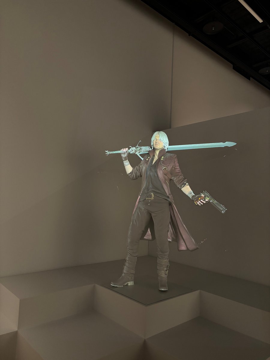 大カプコン展。デビルメイクライ5のネロのジャケットがリアリティ