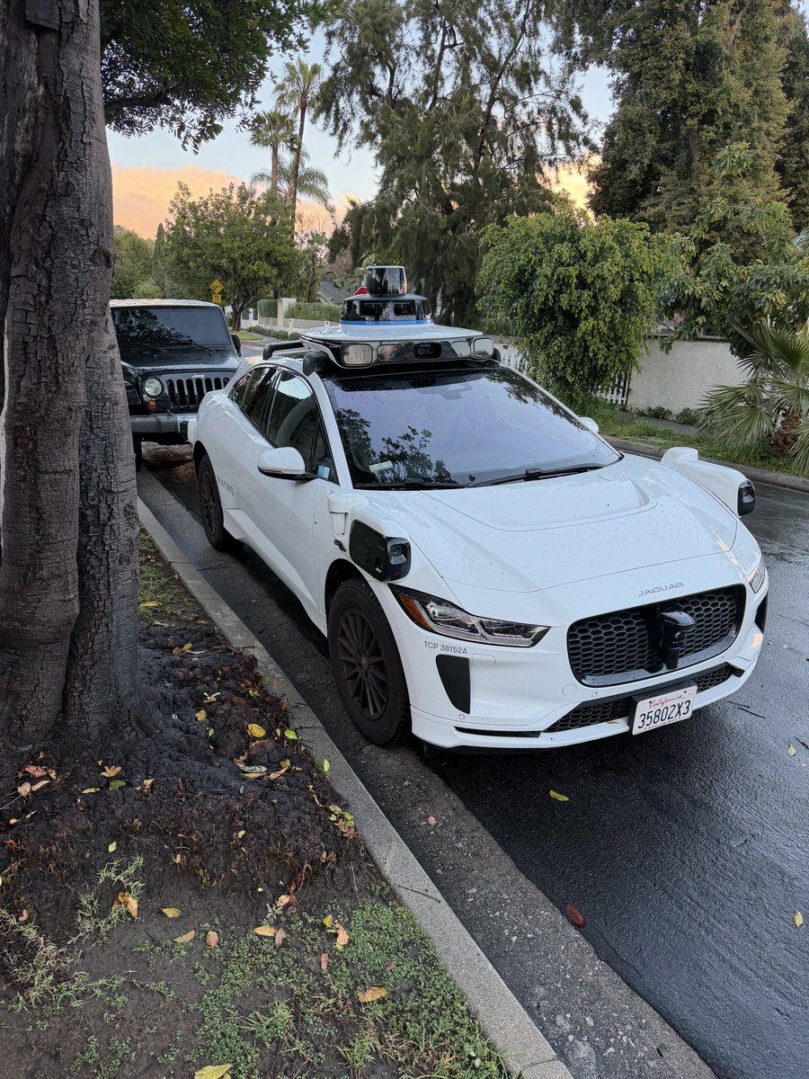 Waymo service is paused in LA right now due to the rain, although it hasn't been raining hard for 7 hours. 

But I noticed this waymo just hanging out in the same residential parking spot for 30+ minutes when I was walking around. 🤔

Lidars also spinning which seems like a waste