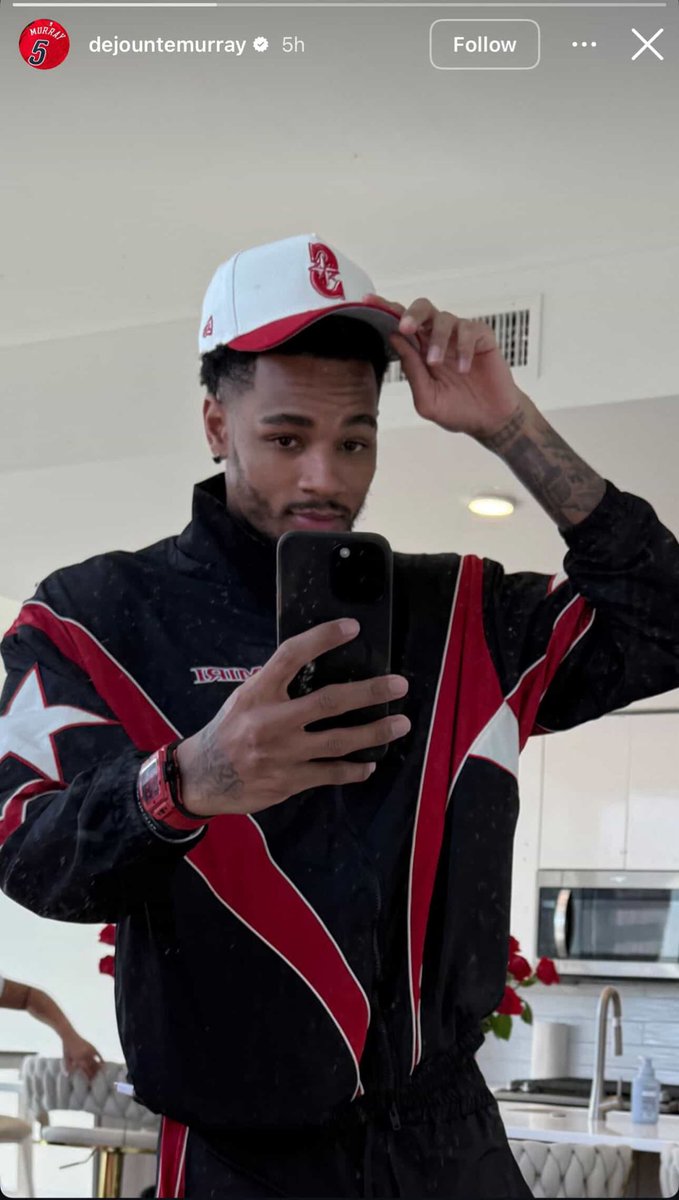 SinceDayyOne's tweet image. So yall keep callin me delusional then tell me why NBA Youngboy was throwin shots at his baby mama Jania boyfriend dejounte for buying that cheap ass 2026 Range Rover for Jania ON TOP of YB saying dejounte wasn’t gon make it thru for postin a photo in Jania apartment in Houston👀