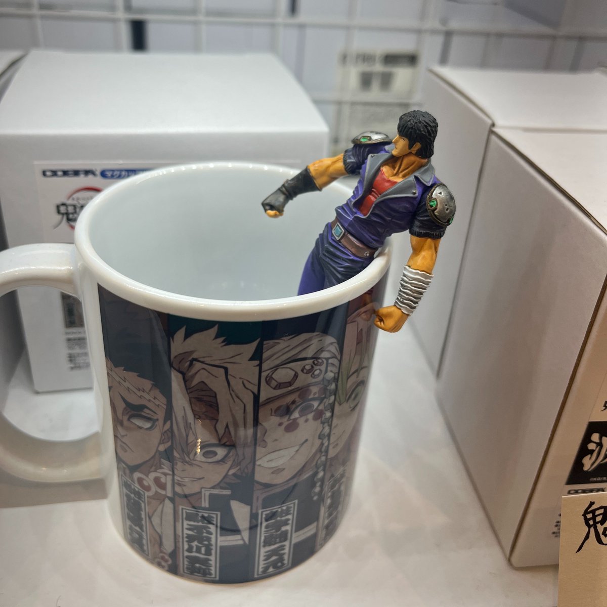 本日の #ケンシロウを探せ の答え合わせ！！

#鬼滅の刃 のマグカップの中に入っていました😏
昨日はバレないように隠れていたケンシロウですが、
今日は見つけてほしくて簡単なところ？にいました（笑）

みなさん、いかがでしたか？！

ケンシロウが隠れていた鬼滅の刃のマグカップですが、