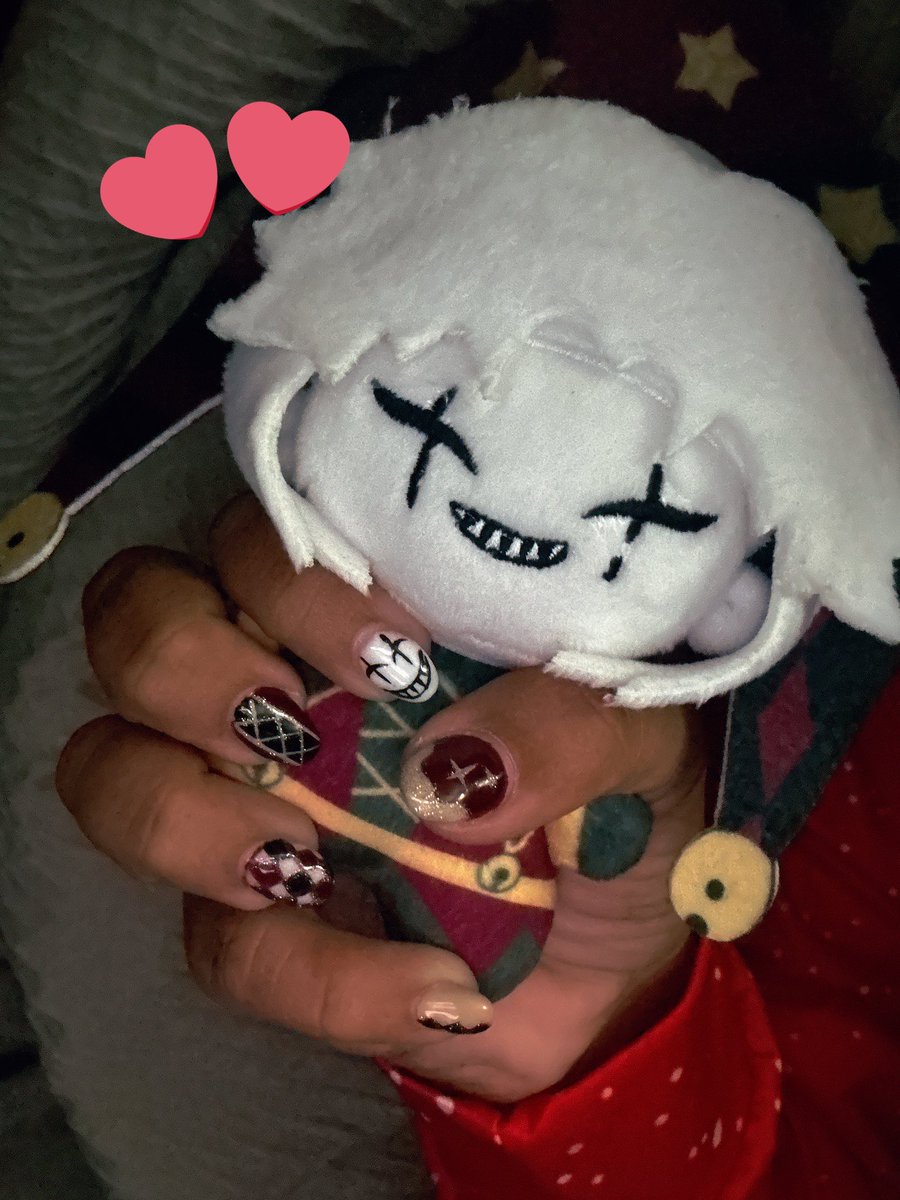 ThatoneBaozi's tweet photo. Smooches husband  + new nails https://t.co/jaFDIS8AKp
