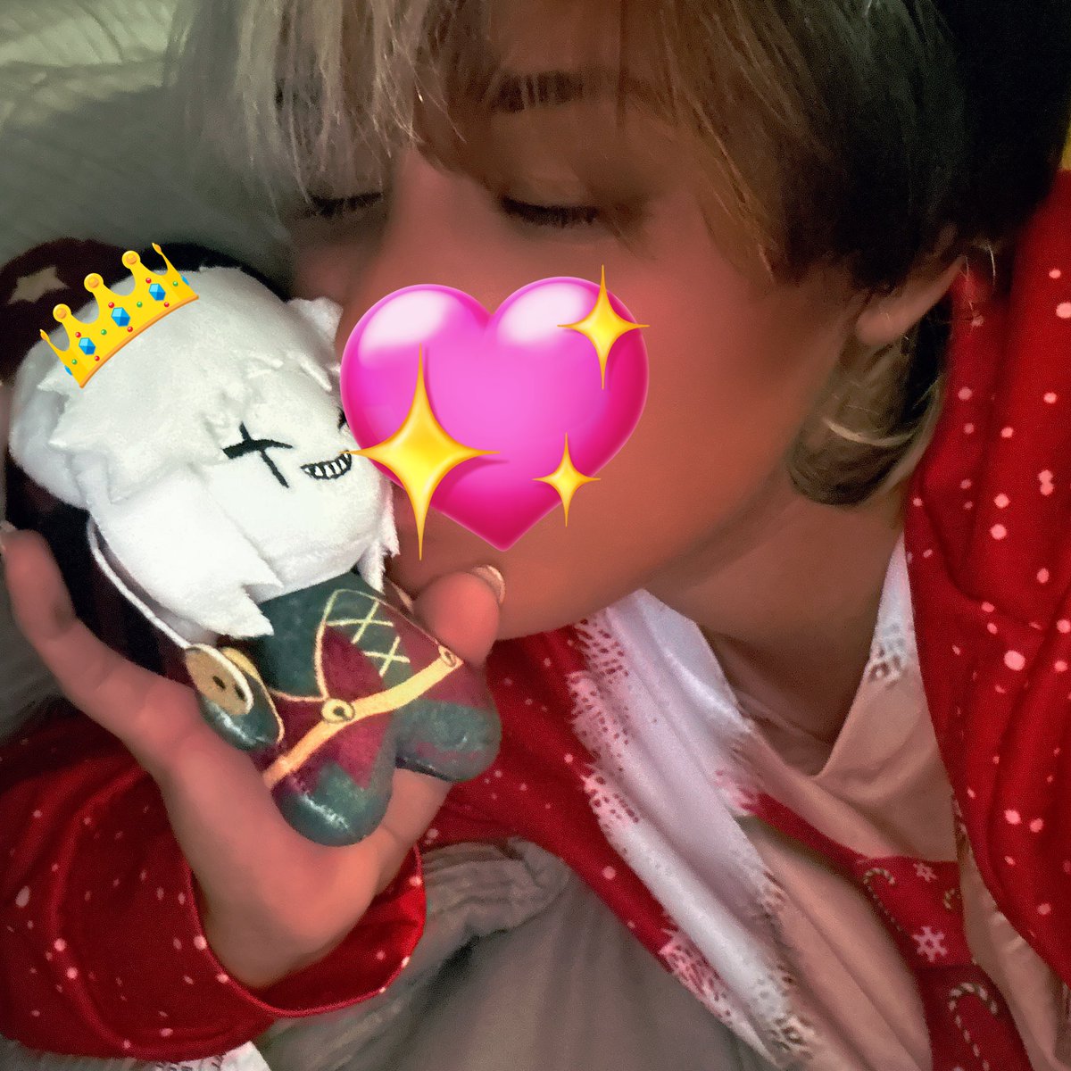 ThatoneBaozi's tweet photo. Smooches husband  + new nails https://t.co/jaFDIS8AKp