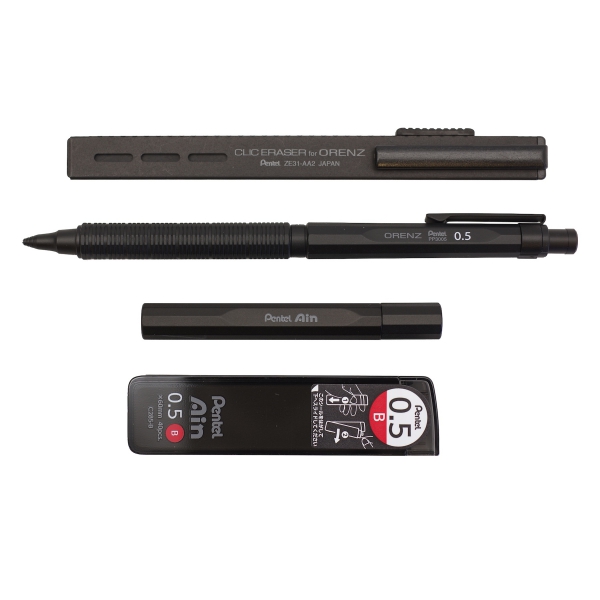 即日完売したぺんてるの「最高」と謳われるオレンズネロに限定カラー2色を含む限定セットが一部再入荷しました！
オレンズネロの世界観に馴染むホルダー式消しゴム、芯ケースが付属します。kdm.bz/c1_20000000552…