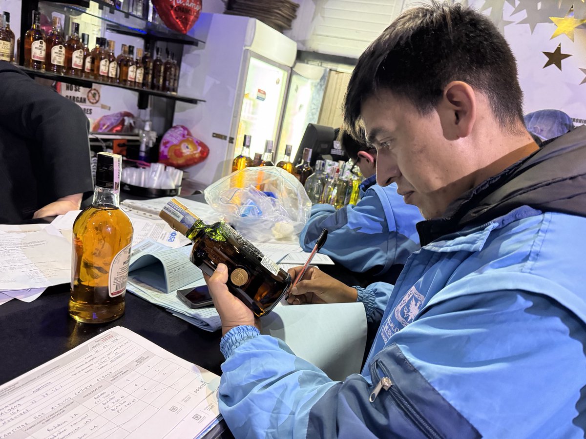 DebesLeer ➡️ Operativo de Inspección, Vigilancia y Control en Santa Fe dejó seis establecimientos con suspensión de actividades y la incautación de más de 60 botellas de licor adulterado. Seguimos protegiendo la