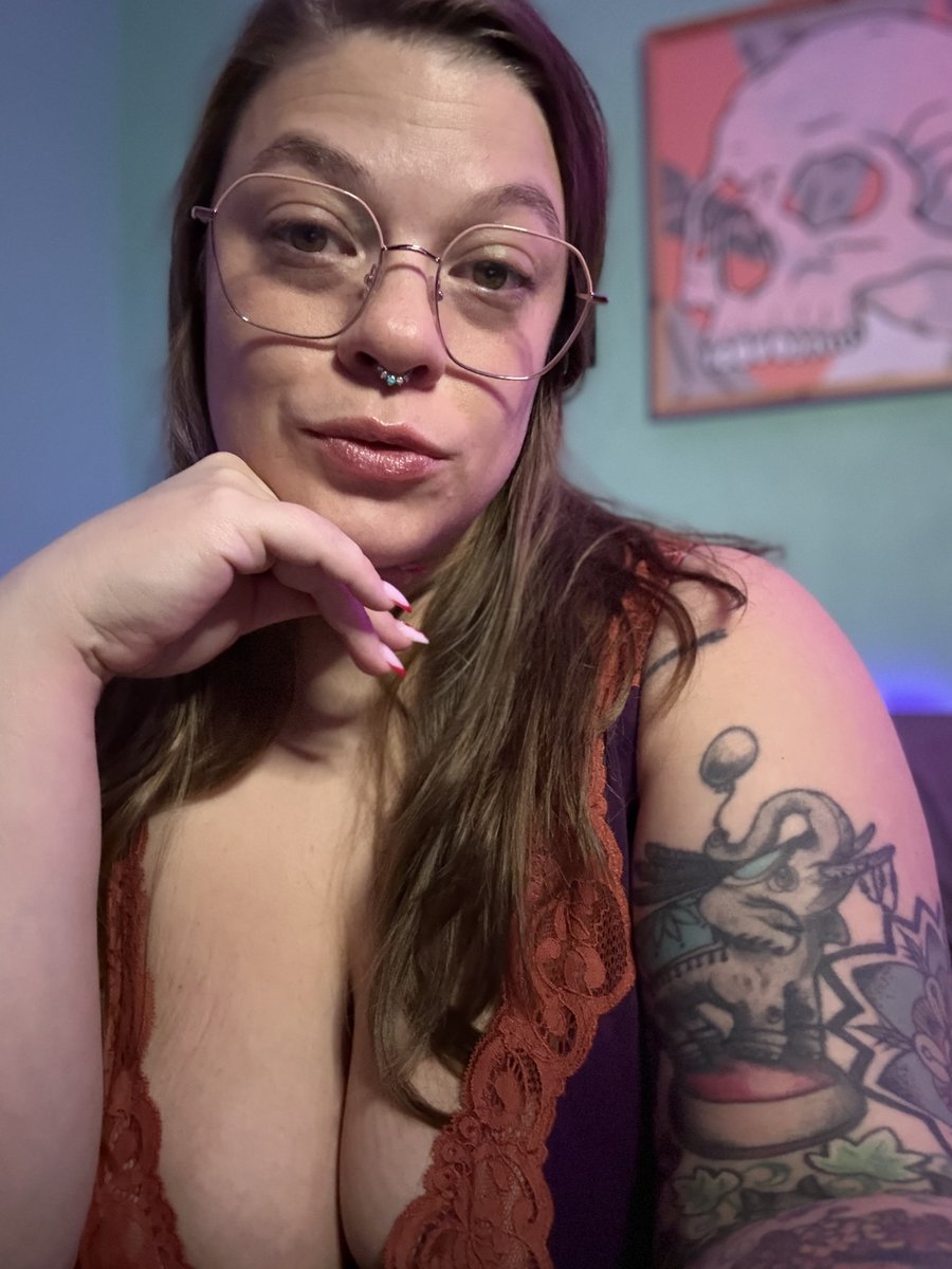 Guess who's back from hiatus? Let's have some fun together! 👉 stripchat.com/AureliaTide/fo… #stripchat #stripchatlive