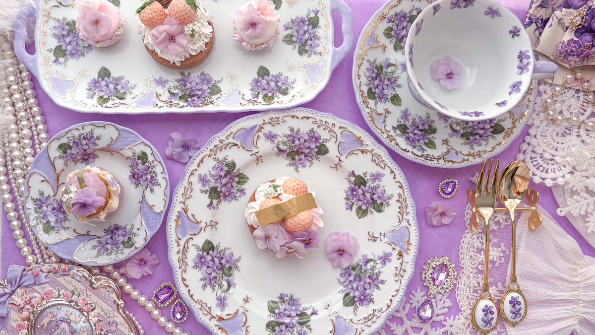 日本の片隅で手作り食器を作る、
名もない食器屋です。

宝石みたいな
菫の食器作りました。